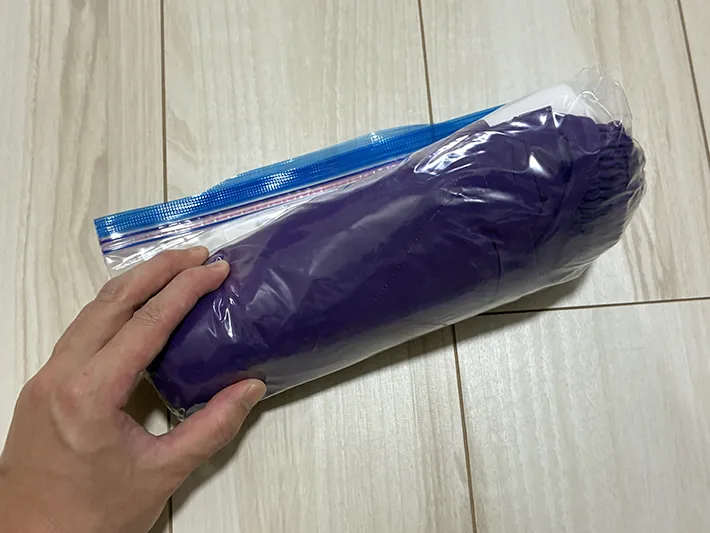 衣類を入れて巻いたジッパー袋（撮影：grapeライフハック編集部）