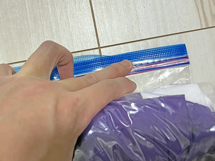 ジッパー袋の口を閉じる場面（撮影：grapeライフハック編集部）