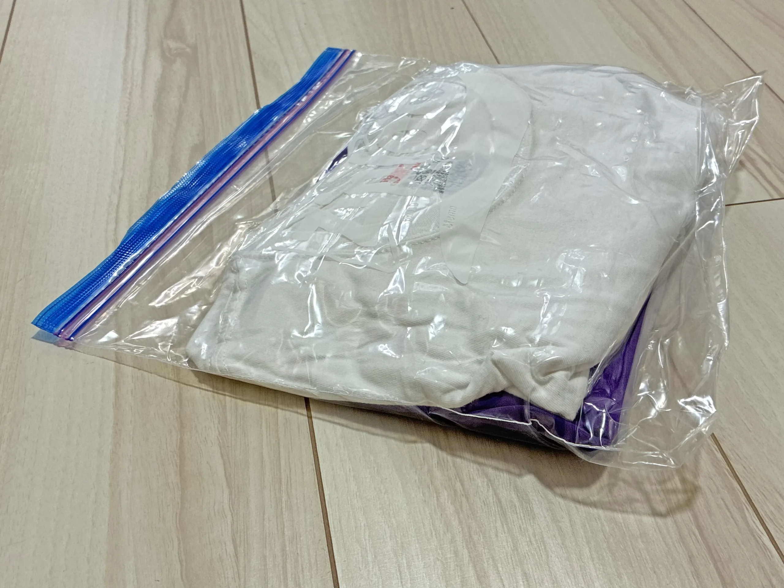 衣類を入れて圧縮させたジッパー袋（撮影：grapeライフハック編集部）