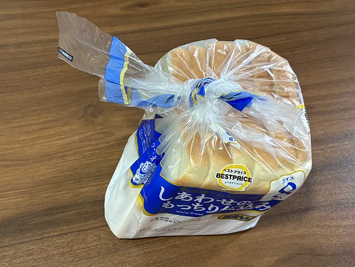袋を閉じた食パンの袋（撮影：grapeライフハック編集部）
