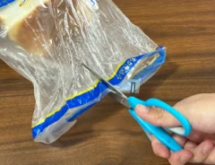 食パンの袋にハサミで切れ込みを入れる場面（撮影：grapeライフハック編集部）