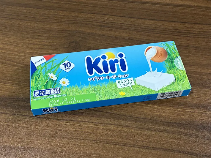 机に置かれた『Kiri クリーミーポーション』の空き容器（撮影：grapeライフハック編集部）
