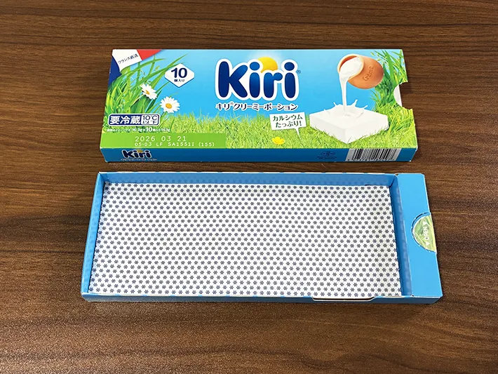 スライドさせて取り外した『Kiri クリーミーポーション』の空き容器（撮影：grapeライフハック編集部）