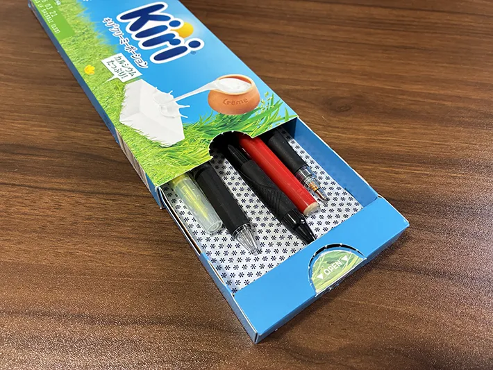 ペン類を入れた『Kiri クリーミーポーション』の空き容器（撮影：grapeライフハック編集部）