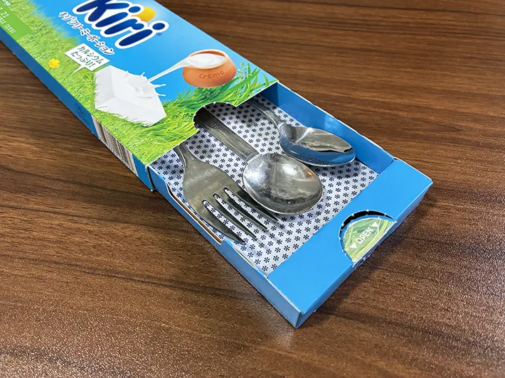 小さなフォークやスプーンを入れた『Kiri クリーミーポーション』の空き容器（撮影：grapeライフハック編集部）
