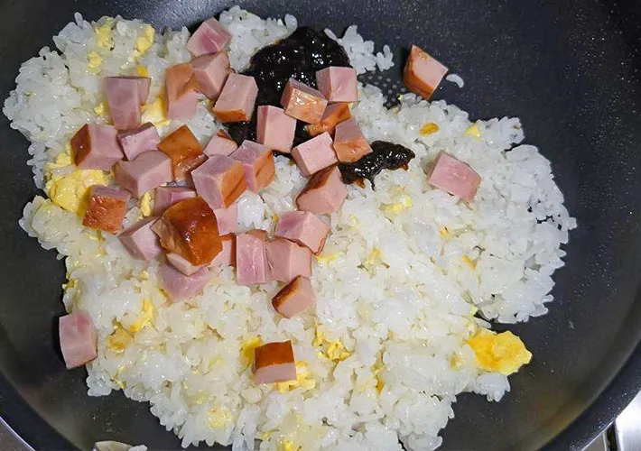 黒チャーハンのを作る写真（撮影：キジカク）