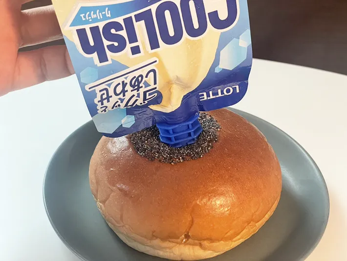 クーリッシュをあんぱんに注入する写真（撮影：grapeフード編集部）