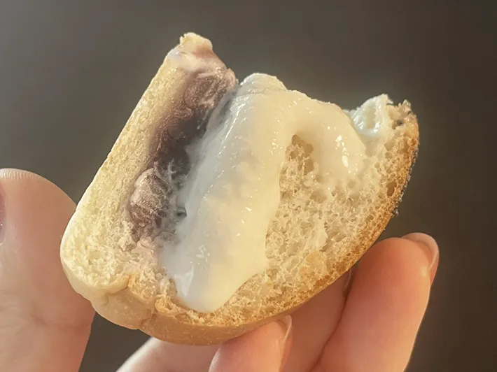 クーリッシュあんぱんの断面写真（撮影：grapeフード編集部）