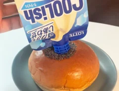 クーリッシュをあんぱんに挿す写真（撮影：grapeフード編集部）