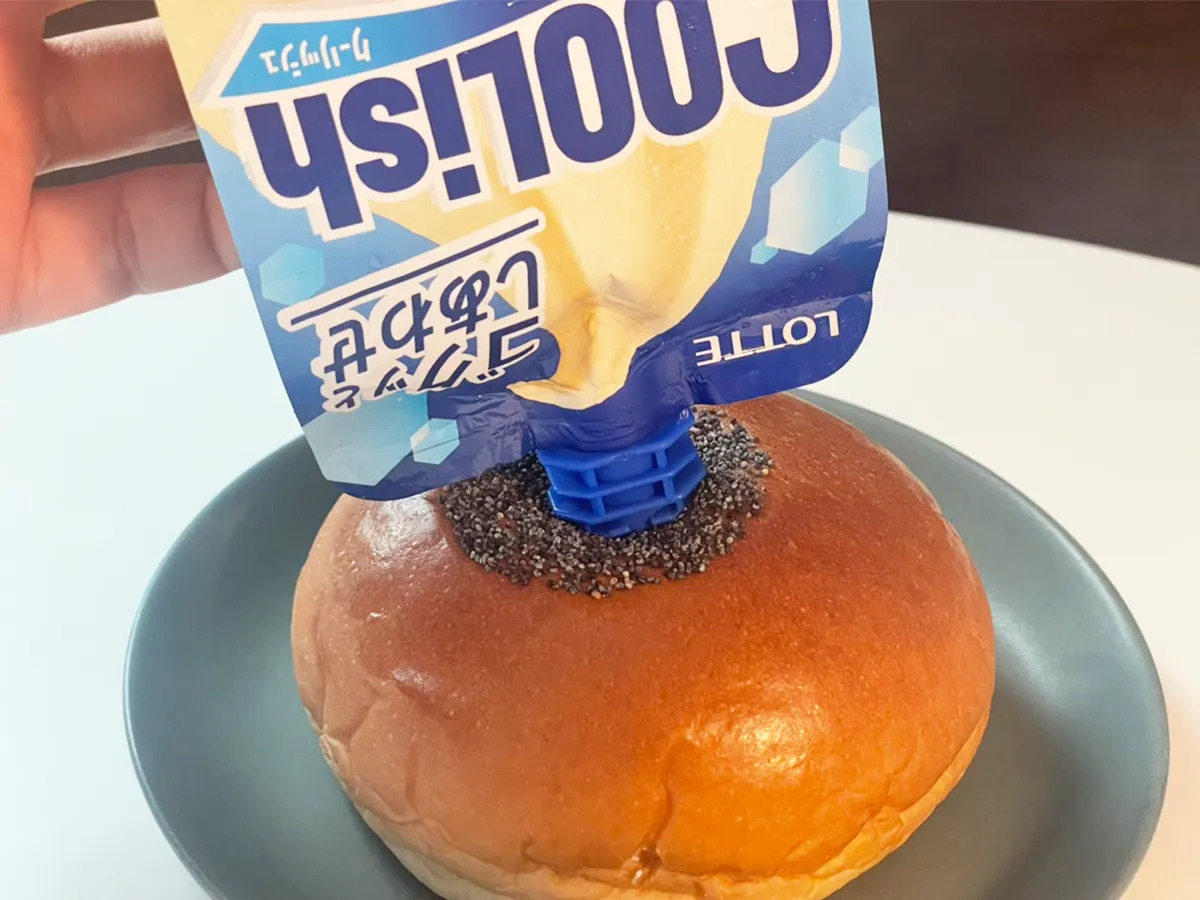 クーリッシュをあんぱんに挿す写真(撮影:grapeフード編集部)