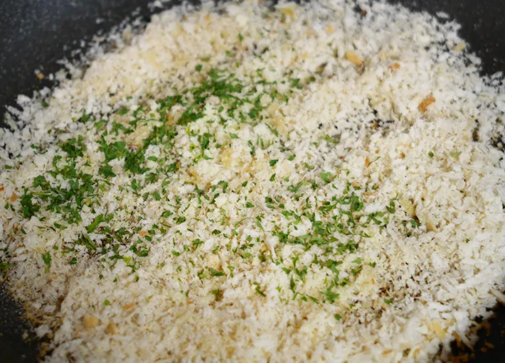 パン粉を炒める（撮影:grapeフード編集部）