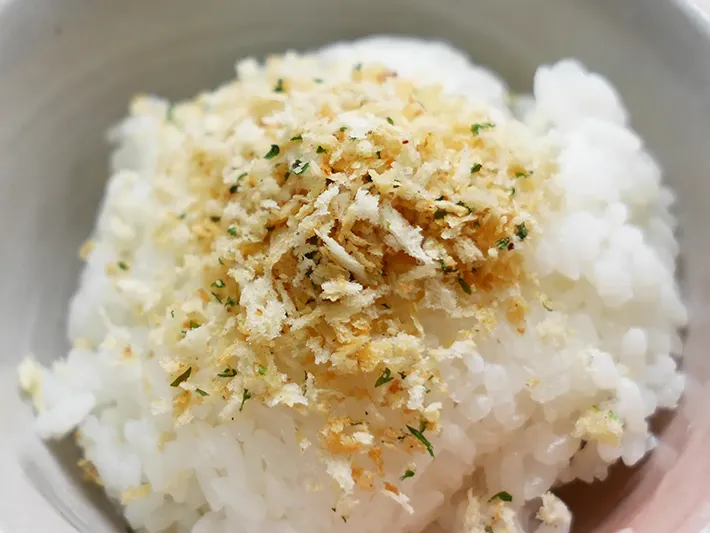 パン粉ふりかけ（撮影:grapeフード編集部）