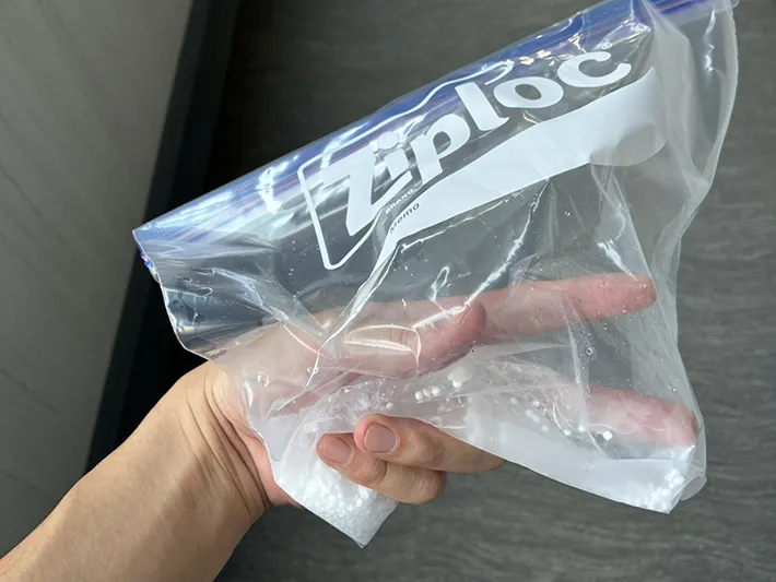 尿素と水を入れ、外で指で押しつぶしたジッパー袋（撮影：grapeライフハック編集部）