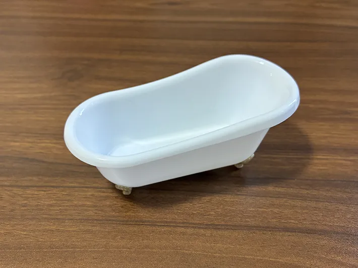 机に置かれたバスタブのミニチュア（撮影：grapeライフハック編集部）