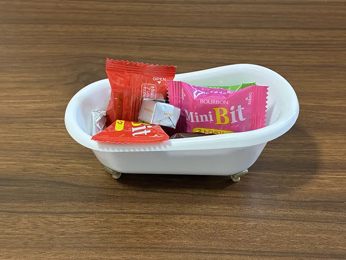 個包装のお菓子を入れたバスタブのミニチュア（撮影：grapeライフハック編集部）