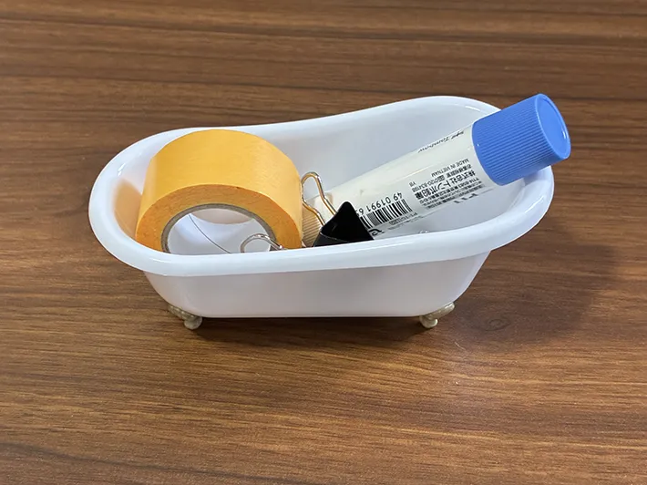 小さな文房具を入れたバスタブのミニチュア（撮影：grapeライフハック編集部）
