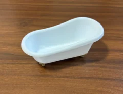 机に置かれたバスタブのミニチュア（撮影：grapeライフハック編集部）