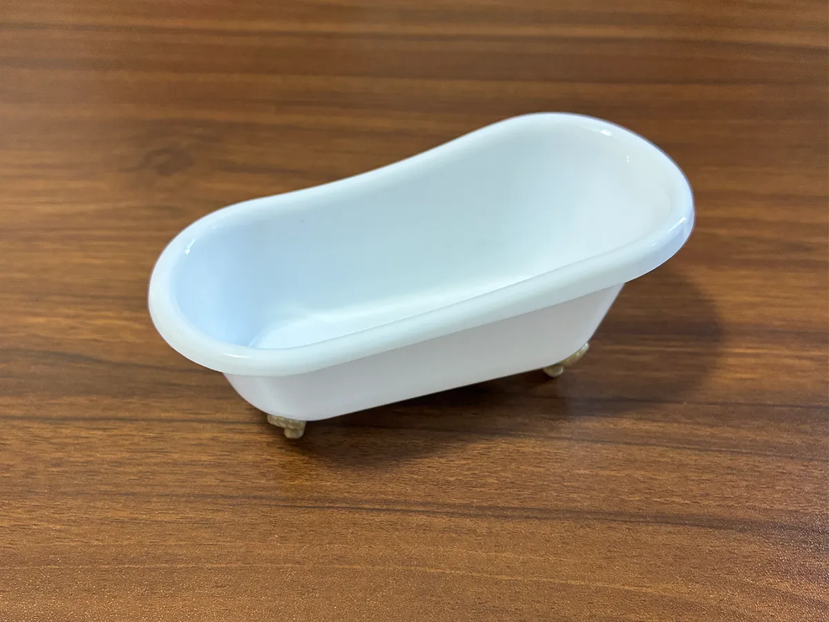 机に置かれたバスタブのミニチュア（撮影：grapeライフハック編集部）