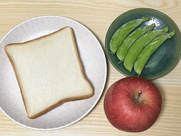 食パン、リンゴ、スナップエンドウの写真（撮影：grapeフード編集部）