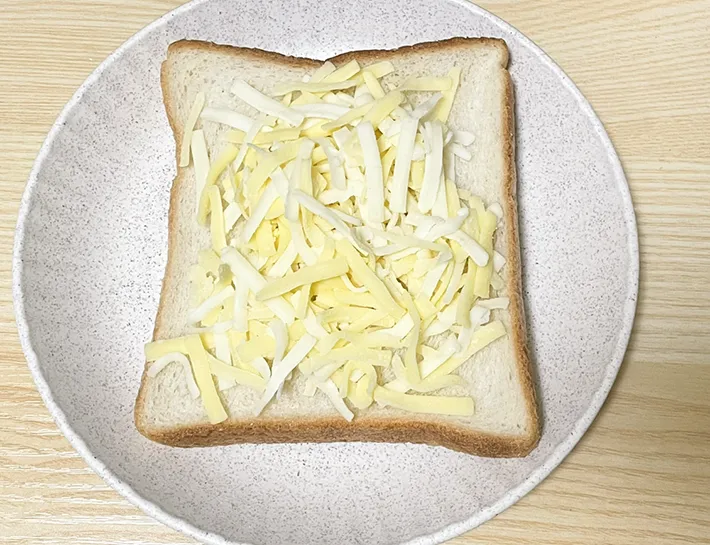 食パンにシュレッドチーズをのせた写真（撮影：grapeフード編集部）
