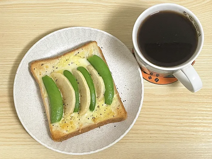 スナップエンドウとリンゴのトーストとコーヒーの写真（撮影：grapeフード編集部）