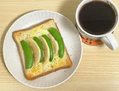 スナップエンドウとリンゴのトーストとコーヒーの写真（撮影：grapeフード編集部）