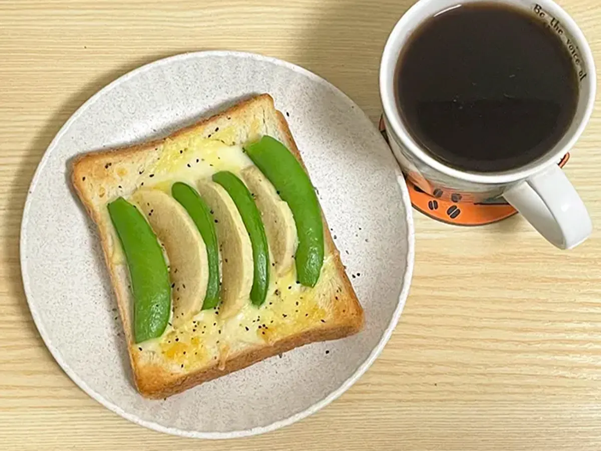 スナップエンドウとリンゴのトーストとコーヒーの写真(撮影:grapeフード編集部)