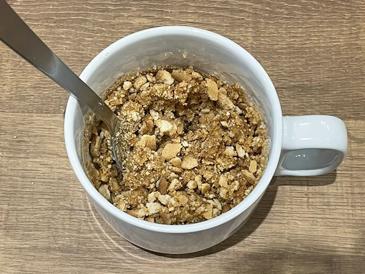 バターとビスケット、コーヒーを混ぜた写真（撮影：grapeフード編集部）