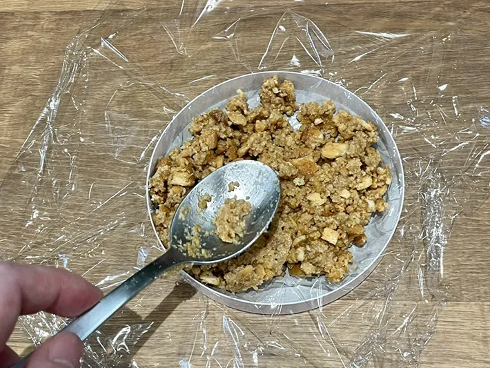 ラップを敷いた容器に入れた生地を固める写真（撮影：grapeフード編集部）