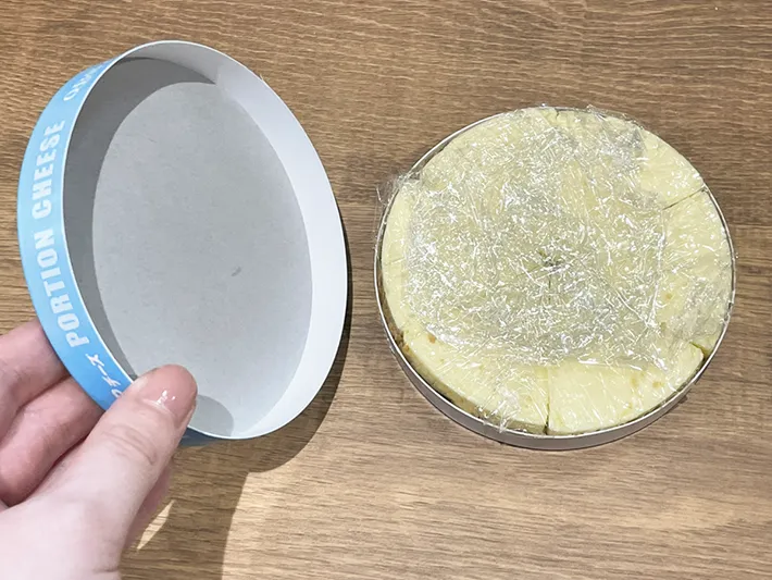 『6pチーズ』を入れて蓋を閉める写真（撮影：grapeフード編集部）