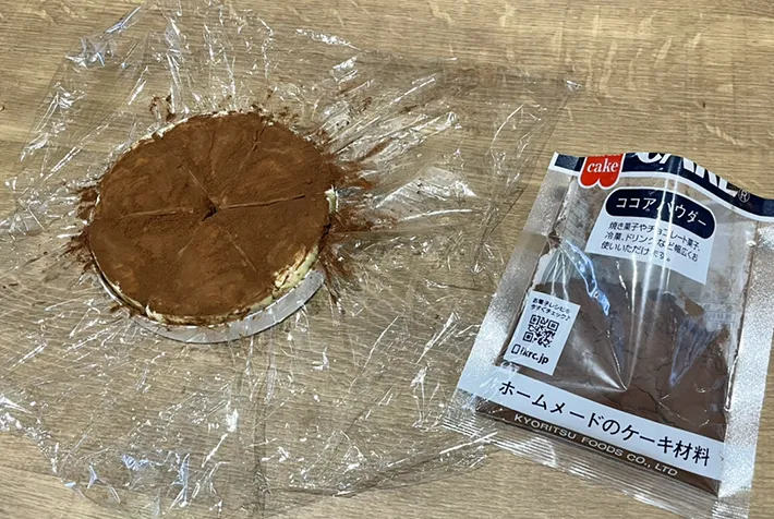 ココアパウダーを振りかける写真（撮影：grapeフード編集部）