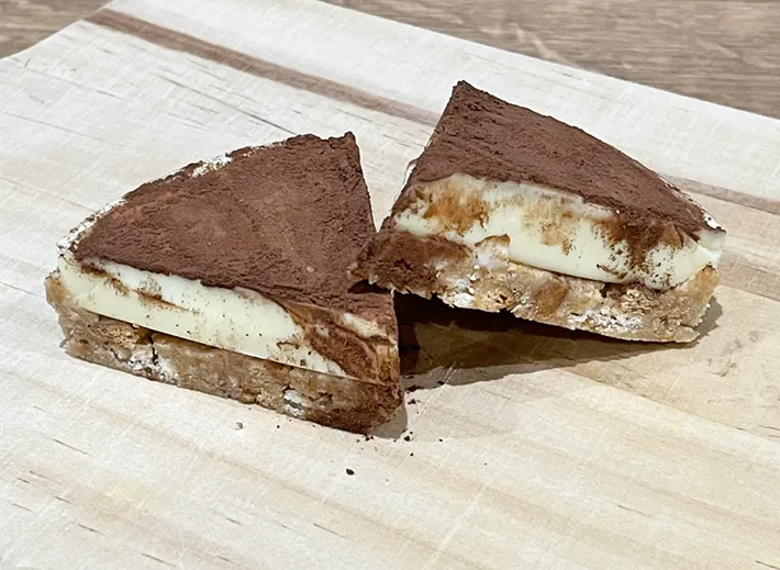 『6pチーズ』を使ったティラミス風ケーキの写真（撮影：grapeフード編集部）