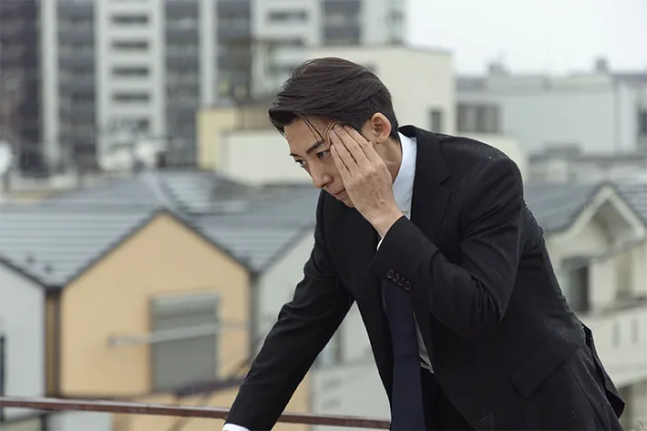 『リボーン ～最後のヒーロー～』に出演する高橋一生さんが写る場面写真