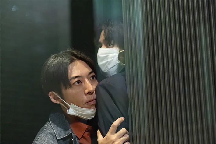 『リボーン ～最後のヒーロー～』に出演する高橋一生さんと鈴鹿央士さんが写る場面写真