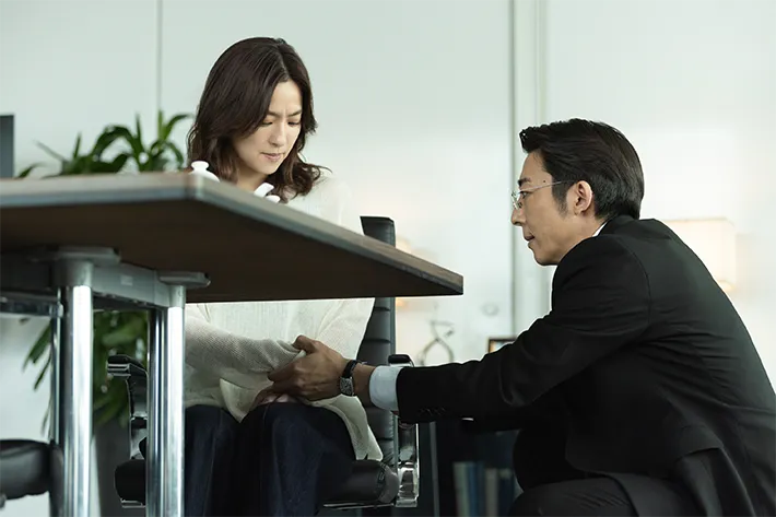 『リボーン ～最後のヒーロー～』に出演する高橋一生さんと中村アンさんが写る場面写真