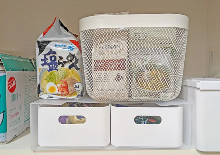 『ファイルボックス（A4、クリア）』と『積み重ね収納ボックス（ホワイト）』の活用写真（撮影：ワード）