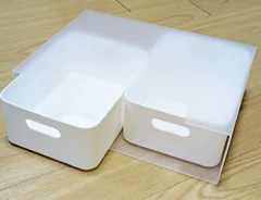 『ファイルボックス（A4、クリア）』と『積み重ね収納ボックス（ホワイト）』の写真（撮影：ワード）