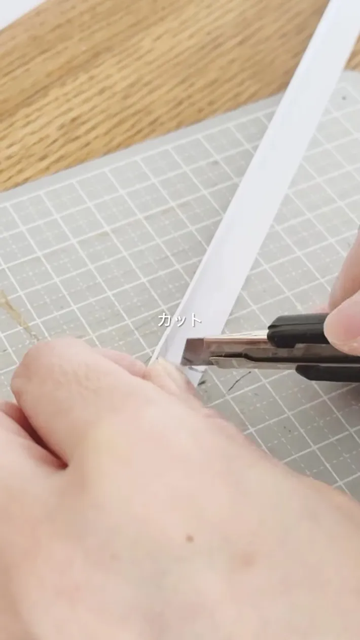カッターでL字アングルを切る場面