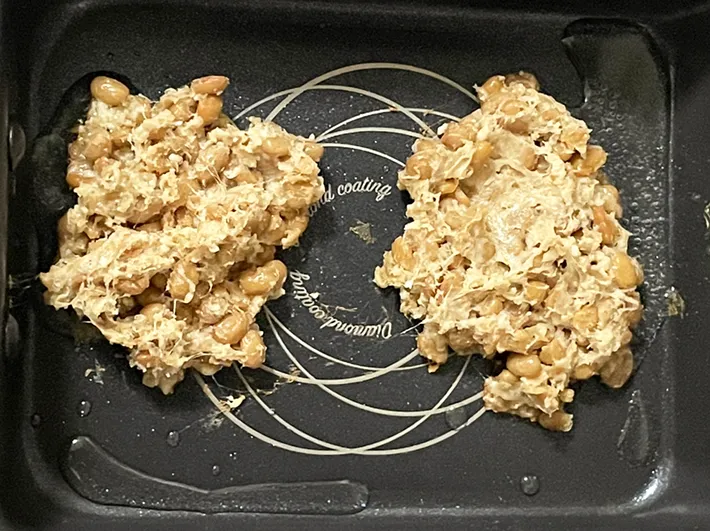 納豆とパルメザンチーズを混ぜたものを焼く写真（撮影：grapeフード編集部）