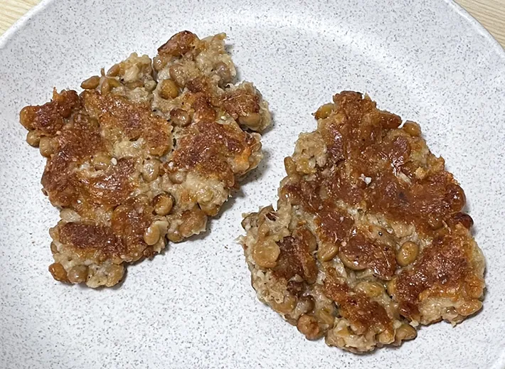 納豆とパルメザンチーズを混ぜて焼いたものの写真（撮影：grapeフード編集部）