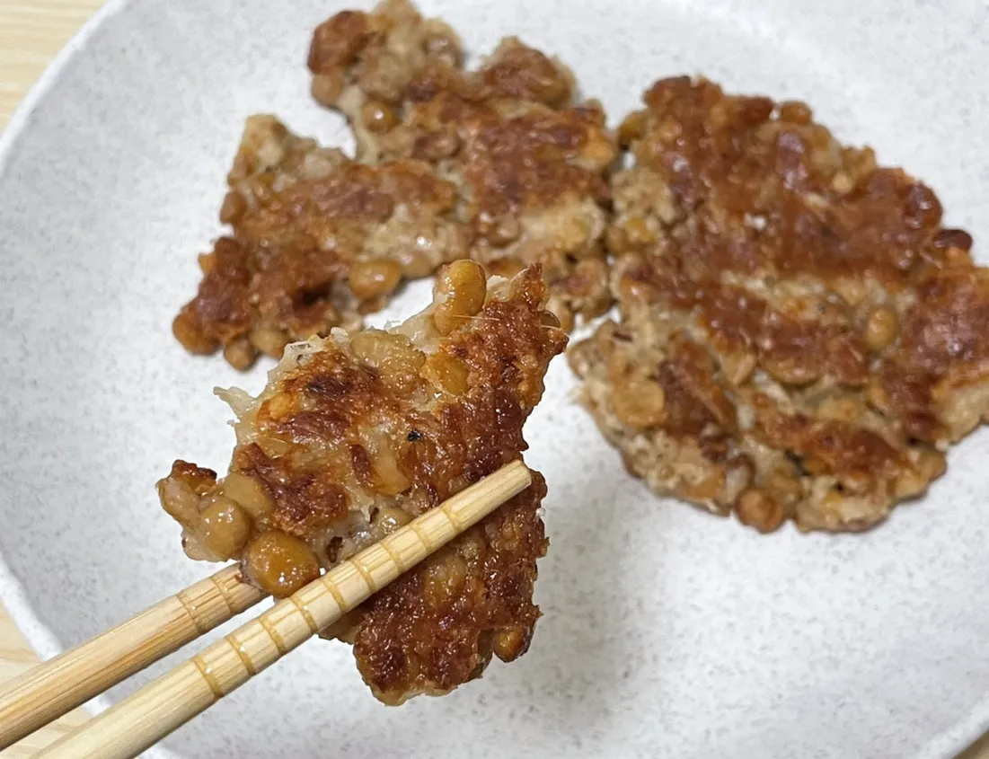 納豆とパルメザンチーズを混ぜて焼いたものを食べる写真（撮影：grapeフード編集部）