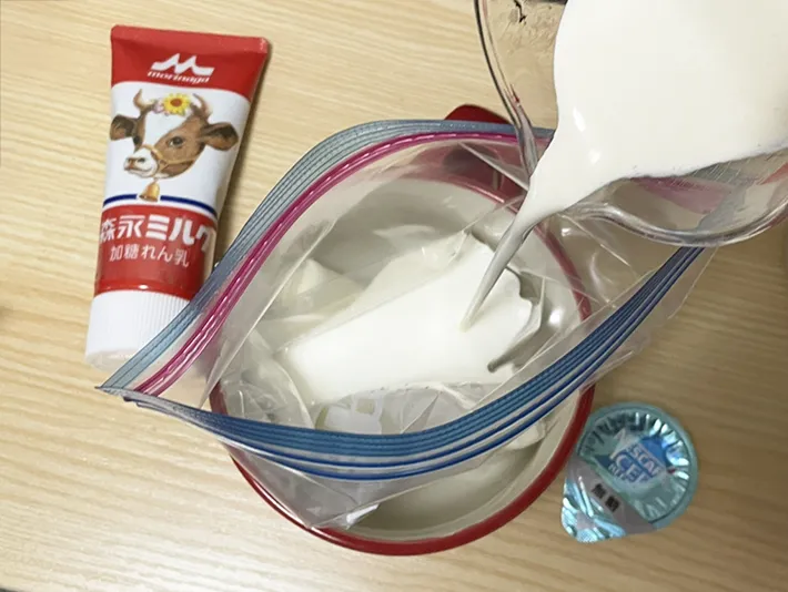 アイスの材料をジッパー袋に入れる写真（撮影：grapeフード編集部）