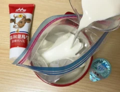 ジッパー袋に生クリームを注ぐ写真（撮影：grapeフード編集部）