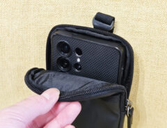 「通勤時の頼れる味方」「スマホの定位置が決まった」　リュック派に刺さる『後づけポーチ』があれば「改札でモタモタしない！」