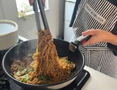 「100均派にこそ使ってほしい」「15年愛用してる」　工夫満載の『トング』に「菜箸の出番が減った！」