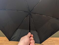 「これ、もう携帯テントじゃん」「さすがの機能性で快適!」 あの『コールマン』が本気で日傘を作るとどうなる?