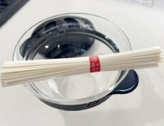 「もう鍋いらないかも…」耐熱ガラス容器で『火を使わず』素麺がツルッと仕上がる作り方がこちら