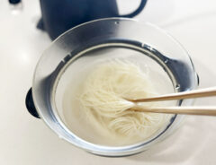もう茹でるのやめた! 火を使わずにツルッとしたのどごしの『素麺』を作る方法とは