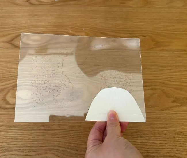 透明なプラスチック板を切り取る様子（撮影：grapeライフハック編集部）