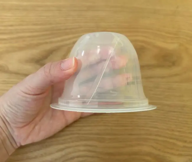 ゼリーのカップにプラスチック板を設置する様子（撮影：grapeライフハック編集部）